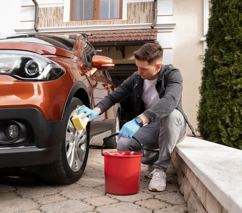 Lavage auto à domicile Tracy-le-Mont : professionnel intervenant sur un véhicule
